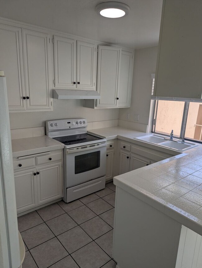 Building Photo - Clairemont Mesa 4 bed/2.5 bath townhouse rental available now!