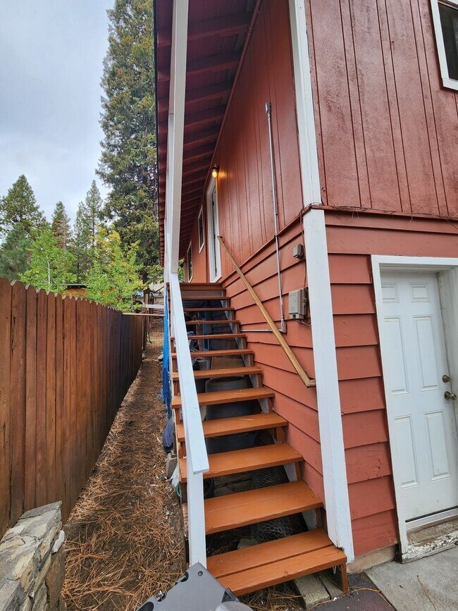 Building Photo - 221 - Steelhead Ave Duplex