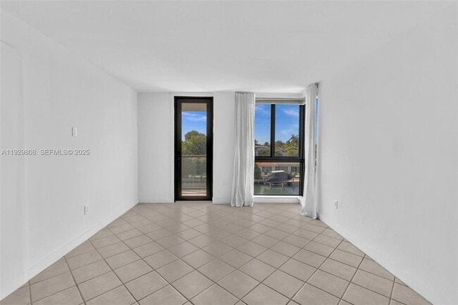 Building Photo - 9800 W Bay Harbor Dr