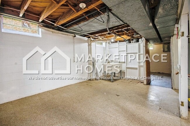 Building Photo - 16086 Carlisle Dr