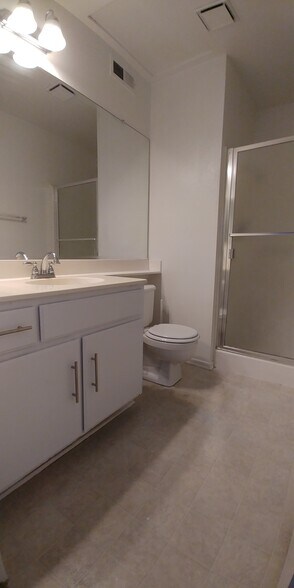 2nd Bathroom - 10 Abrigo