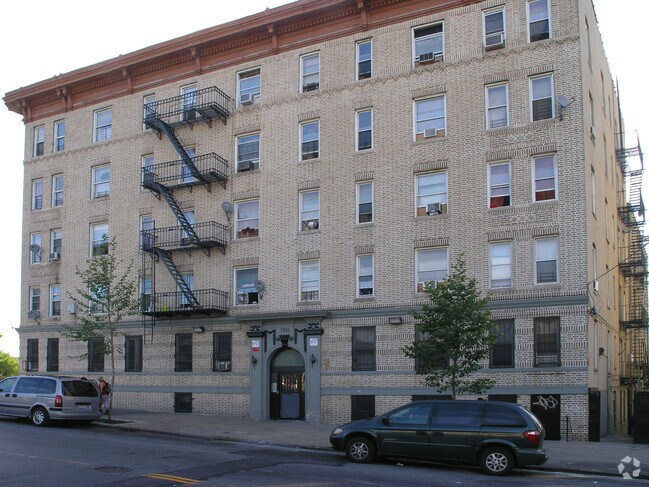 Building Photo - 1702 Clay Ave