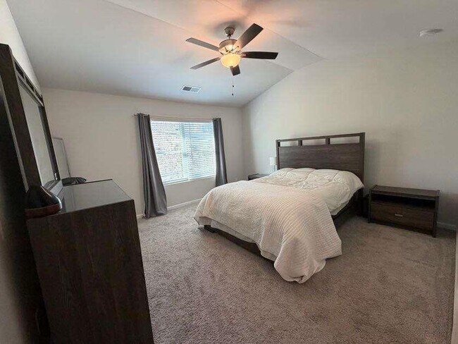 Building Photo - 7565 Knoll Hollow Rd