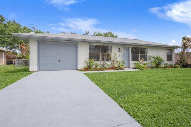 Building Photo - 841 NW Riverside Dr