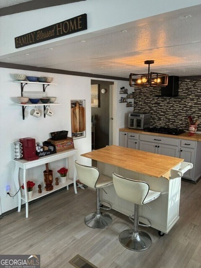 Building Photo - 215 Lynn Dr