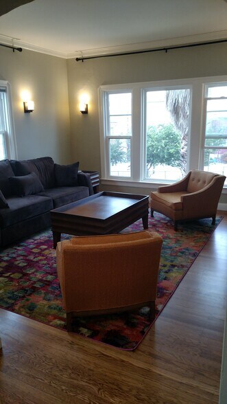 South facing Living room - 422 Capitol St