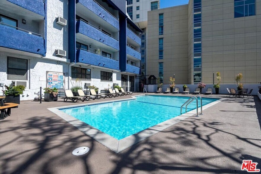 Building Photo - 10982 Roebling Ave