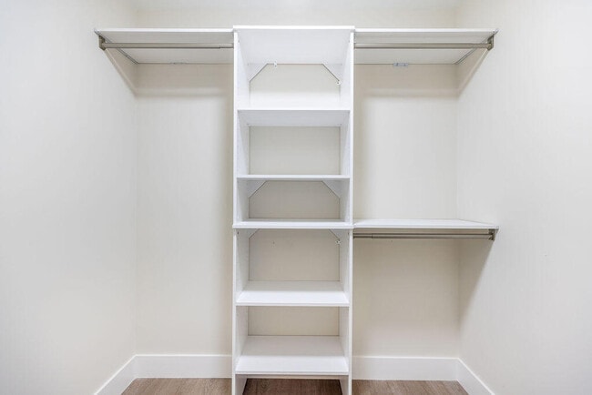 Building Photo - 114 S Lakeside Dr