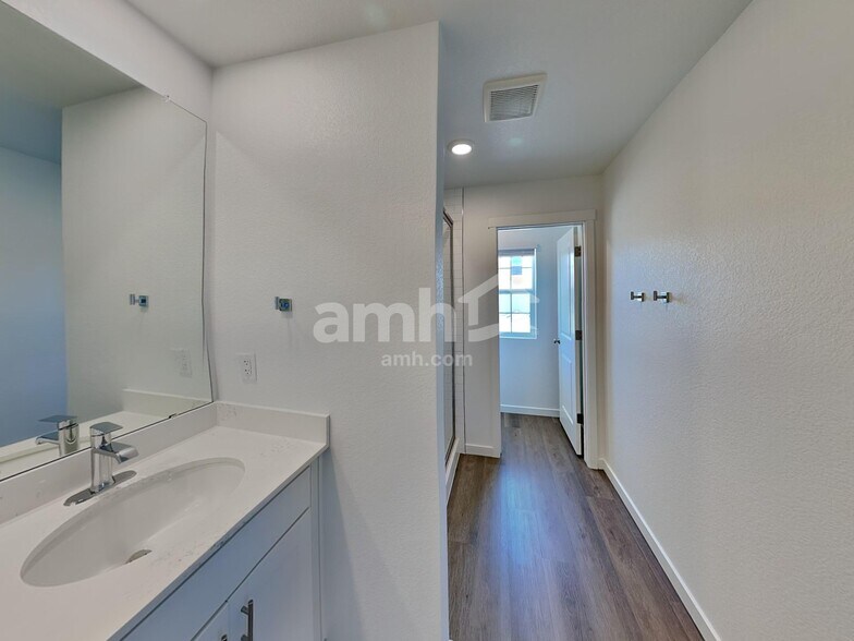 Building Photo - 26141 E Calhoun Pl