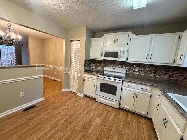 Building Photo - 5754 Pool Side Dr