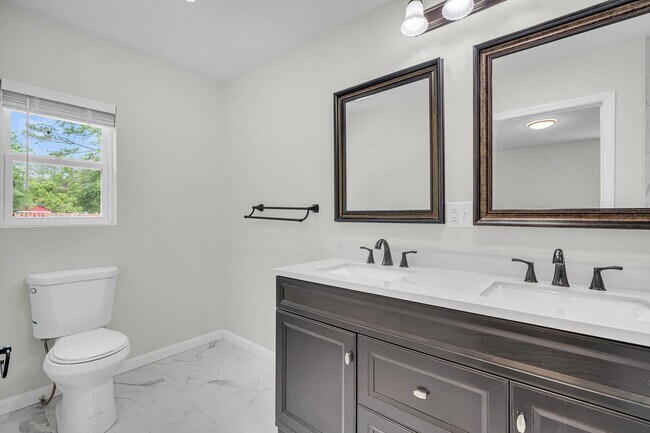 Building Photo - Comfortable Living with Modern Upgrades in Prime Goose Creek Location