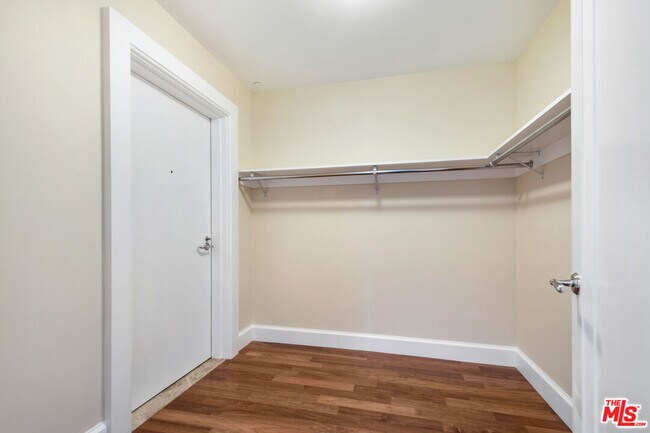 Building Photo - 1 W Century Dr