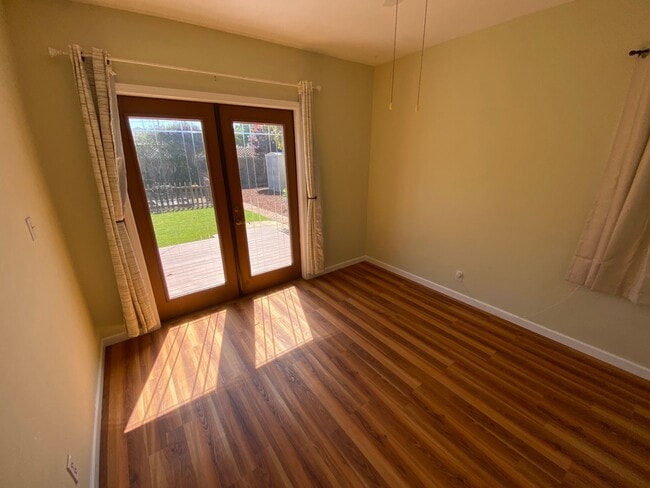 Building Photo - 214 S Bonita St