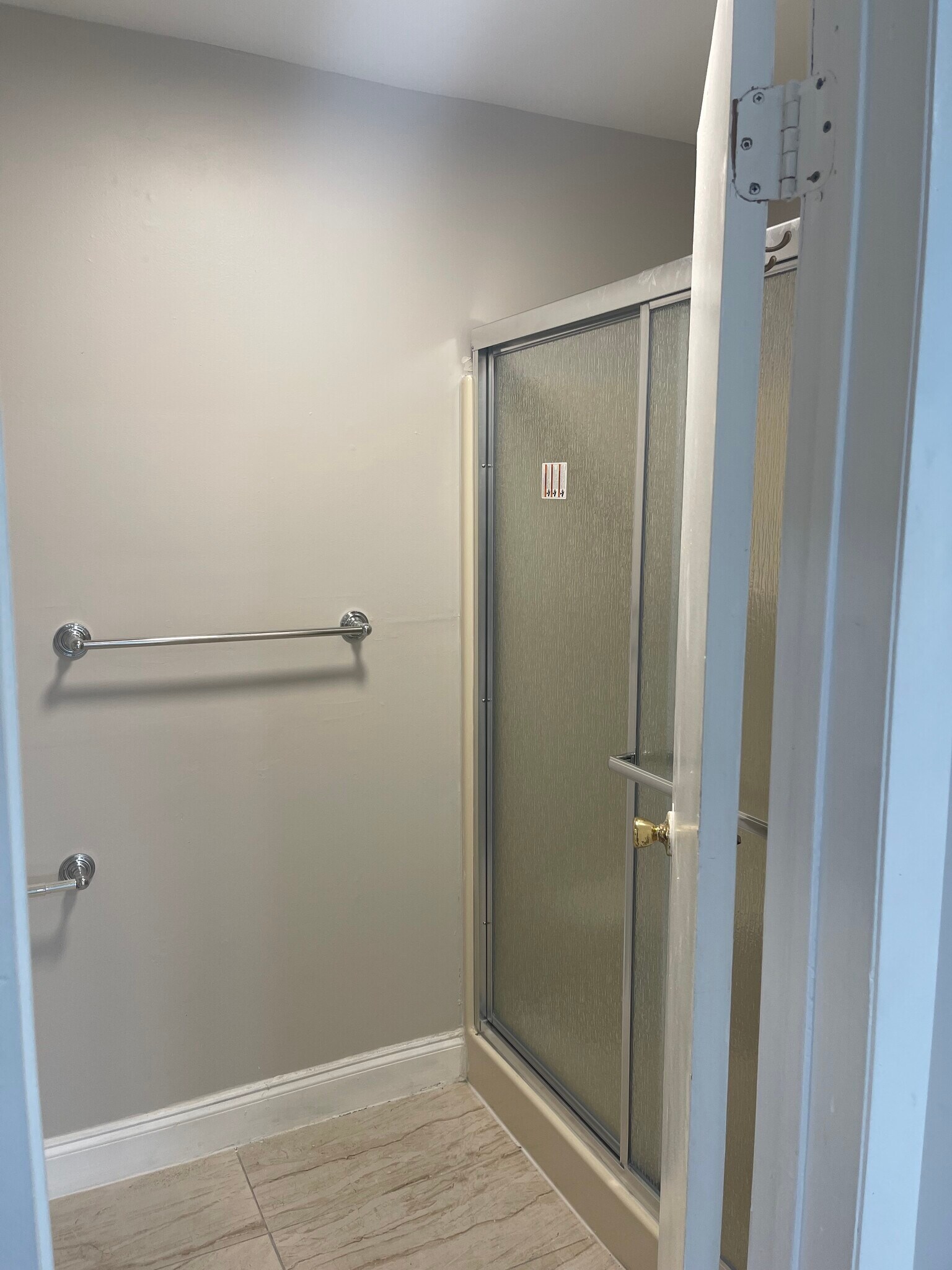 Master bath - 700 N Franklin Blvd