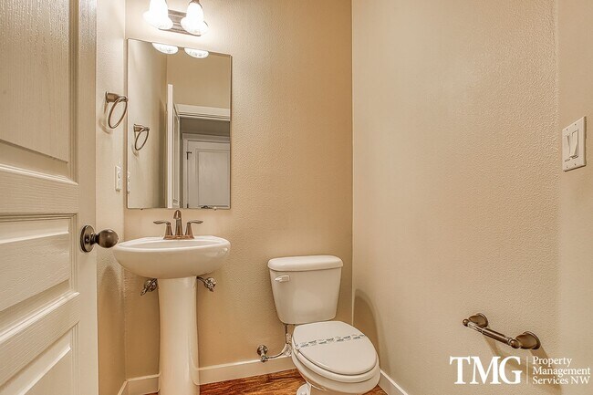 Building Photo - Contemporary 3 Bed 2.5 Bath Style Home in ...