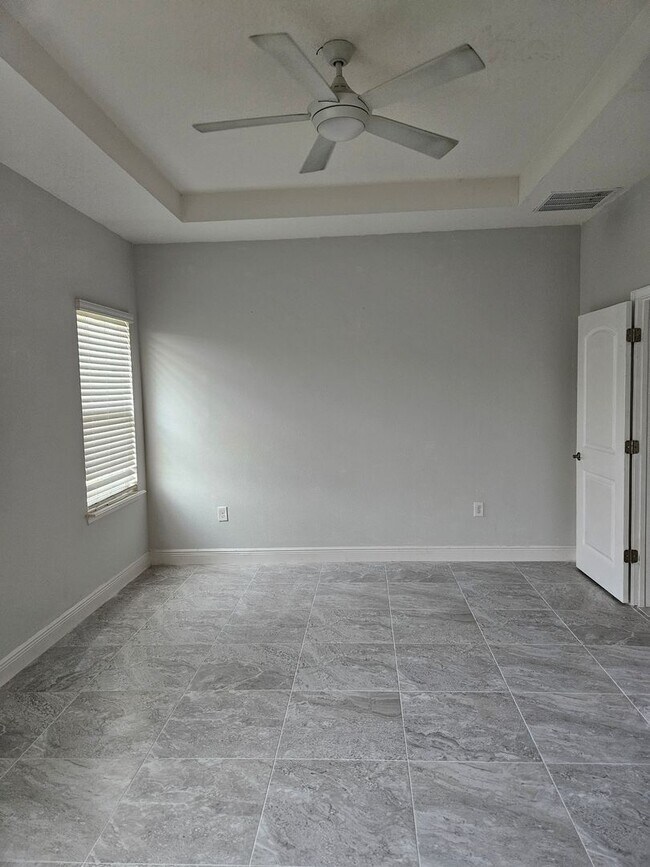Building Photo - 4 Bedroom 2 bath beautiful spacious home i...