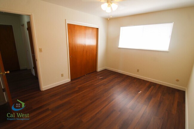 Building Photo - $2,295 1 Bedroom 1 Bath Upstairs Apartment in 4 Plex