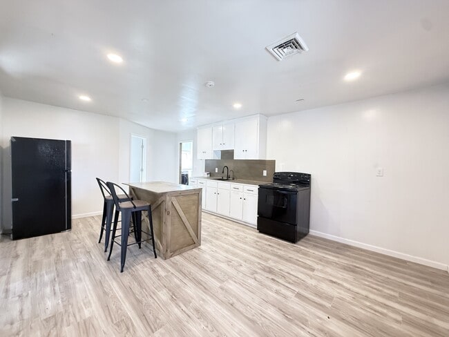 Building Photo - 272 River Rd