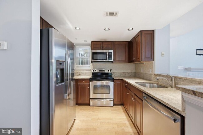 Building Photo - 933 Hillside Lake Terrace