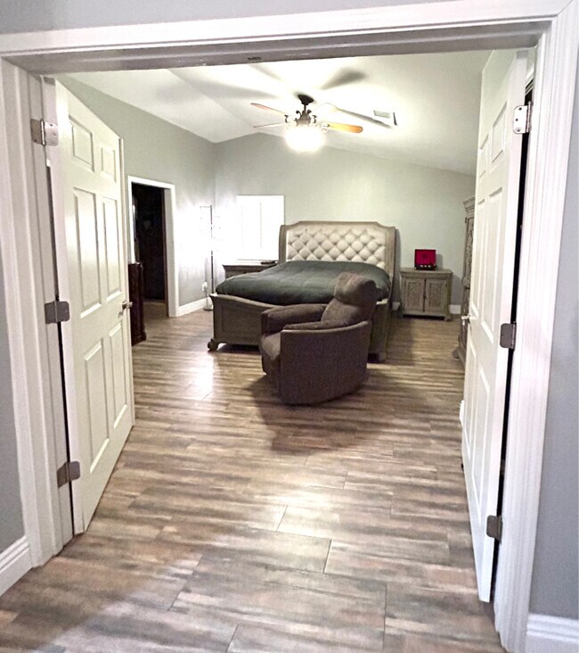 Building Photo - 901 E Julia Way