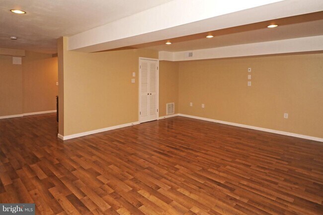 Building Photo - 1810 Golf View Ct