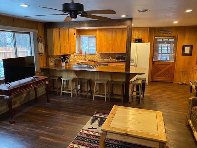 Building Photo - Lovely 3BD furnished home avail. for a Sea...