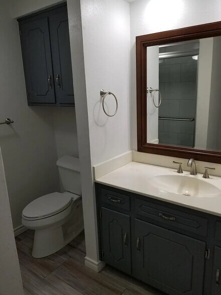 Building Photo - Room in Duplex on St Paul Ct