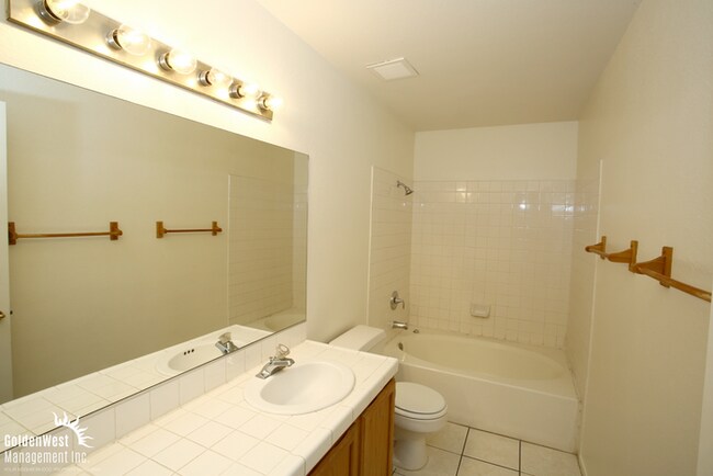 Building Photo - Spacious 2Bdm 2Ba Condo with Fireplace & B...