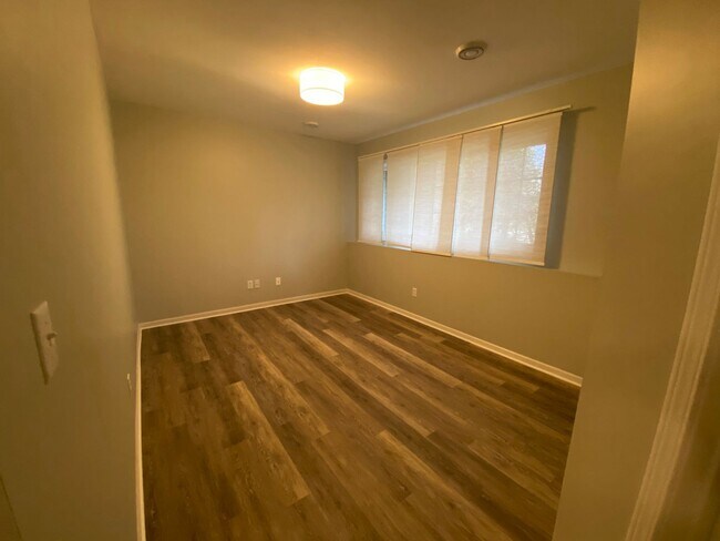 Building Photo - Beautiful Two Bedroom Townhome in Plymouth for $2,299.00/month!