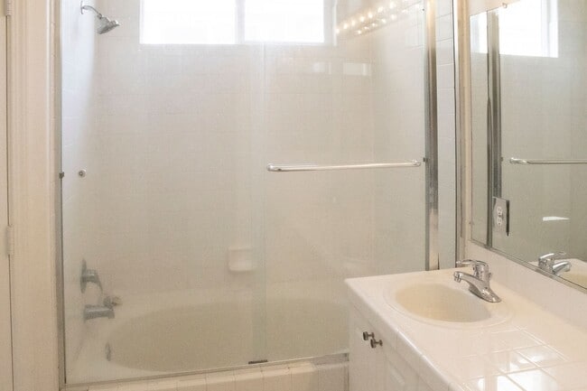 Building Photo - 3 bedroom 2.5 bathroom two-story rental in...