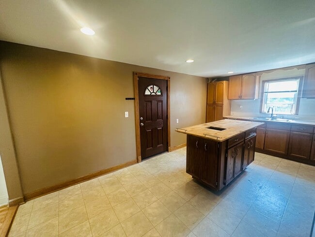 Building Photo - Charming 3 Bedroom Single Family Home Avai...