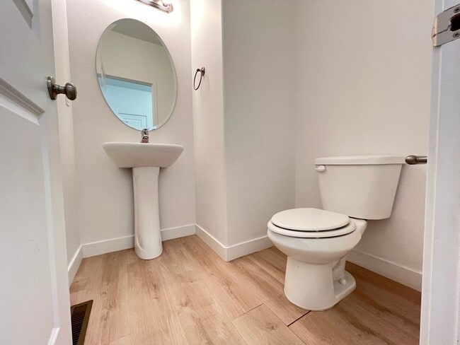 Building Photo - 3 Bedroom/2 Bathroom Townhome In Bluffdale
