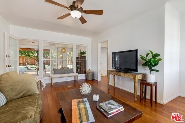 Building Photo - 7236 Encino Ave