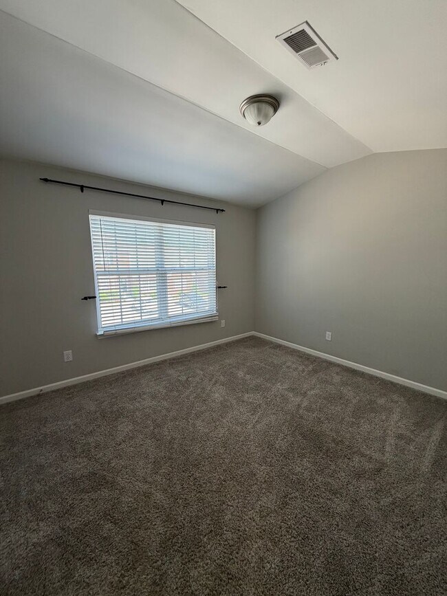Building Photo - 2 Bedroom Brick Townhome in Franklin,TN's Desirable Hardison Hills Community