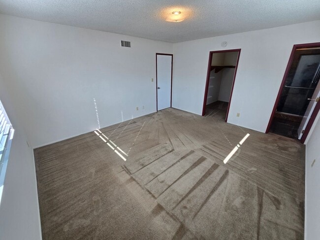Building Photo - Spacious 3BR/2BA with Modern Upgrades, Lar...