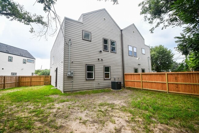 Building Photo - 5901 Crest Ct