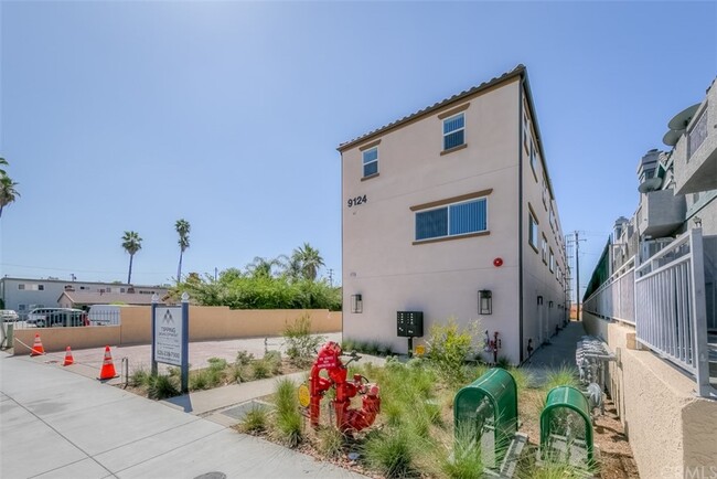 Building Photo - 9124 Huntington Dr