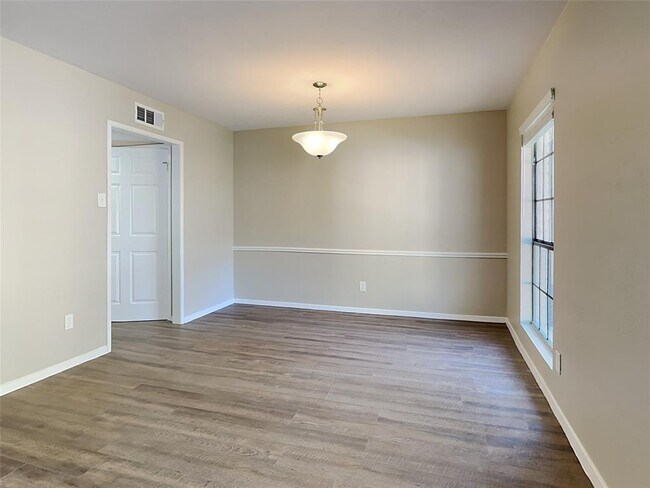 Building Photo - 5618 Hickory Forest Dr