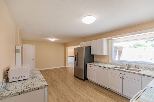 Building Photo - Spacious 4 Bedroom Home