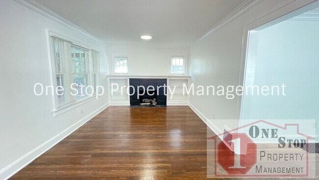 Building Photo - Charming 3 Bed, 1.5 Bath Home with Charact...