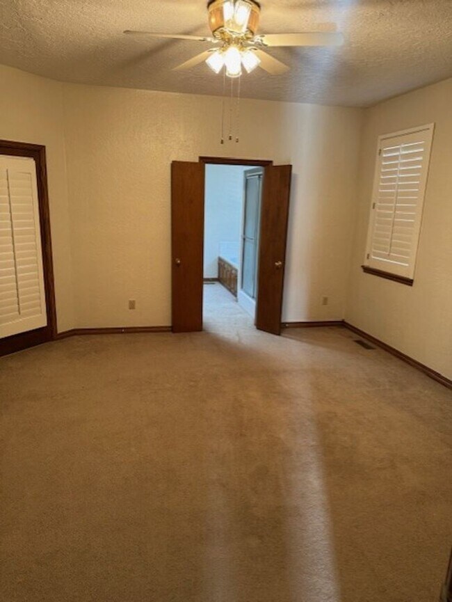 Building Photo - 4 bedroom 2 1/2 bath 3 car garage home