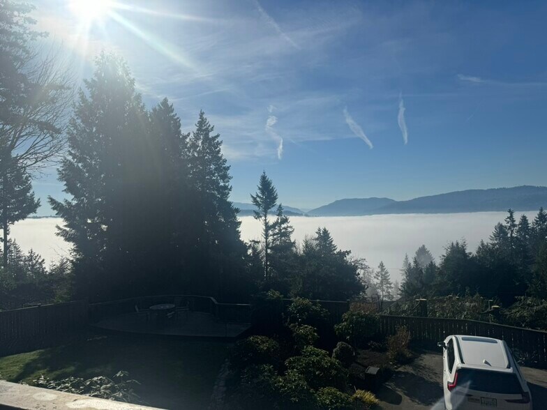 Building Photo - 639 W Lake Sammamish Pky NE