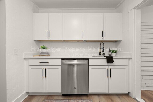 Building Photo - 627 E Wellesley Ave