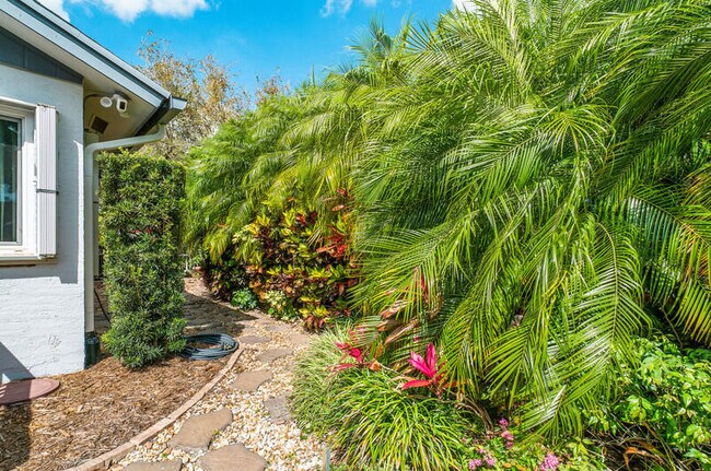 Building Photo - 188 Moccasin Trail N