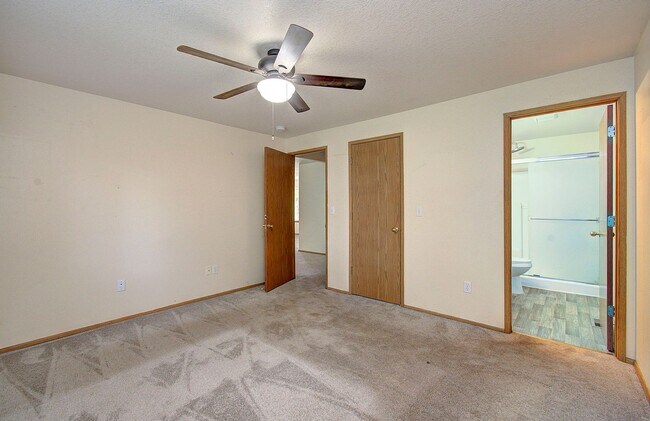 Building Photo - This one level charmer won't last long! 3 bedrooms, 2 baths, fully fenced yard, pets welcome!