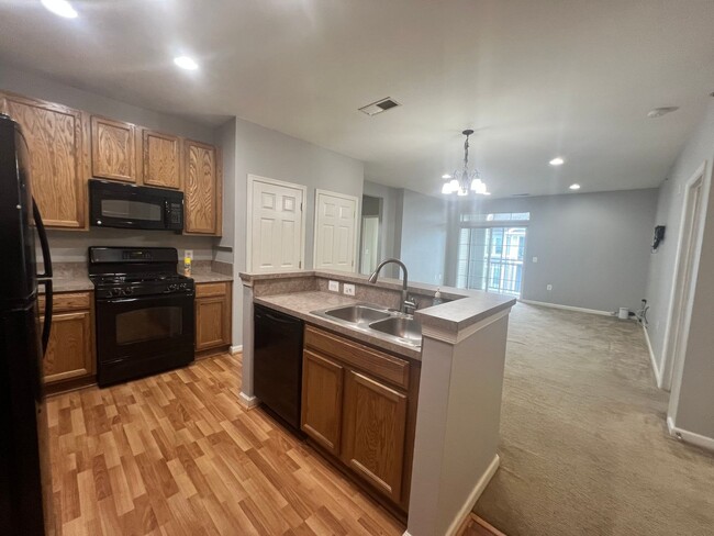 Building Photo - Lovely 3 BR/2 BA Condo in Capitol Heights!