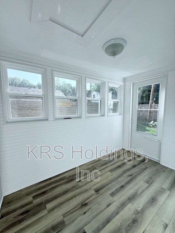 Building Photo - 512 N Maple St