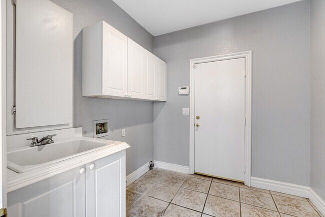 Building Photo - MASSIVE 5 BEDROOM, 2 STORY HOME IN DESIRABLE RHODES RANCH GOLF COURSE COMMUNITY!