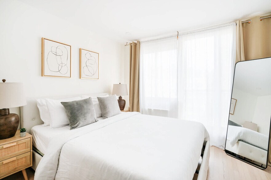 Building Photo - 244 E 75th St