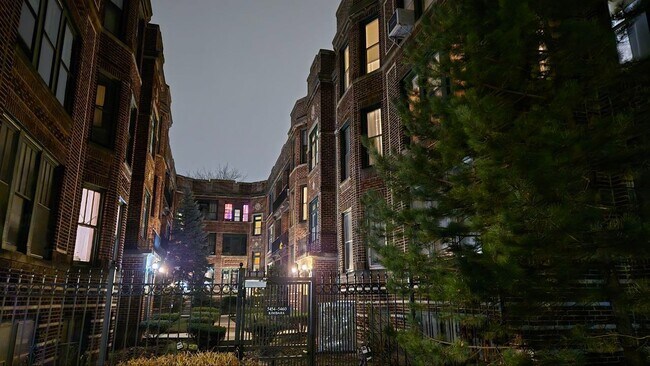 Building Photo - Stylish 2BR/1BA – 800 Sq Ft | All Utilitie...